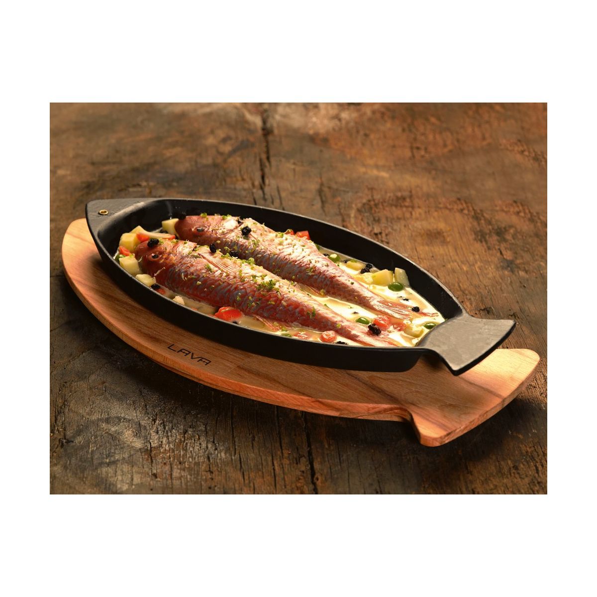 рыбка жареная на сковороде. рыбка жареная на сковороде. скоблянка мясная. горячая сковородка с рыбой. лангустины мидии.