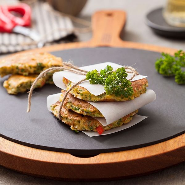 Тарелка сервировочная чугунная на деревянной подставке с ручкой, 25.5 см, LAVA, изображение 4