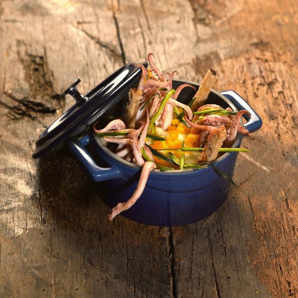 Купить кастрюля порционная круглая чугунная эмалированная красная, 10 ...