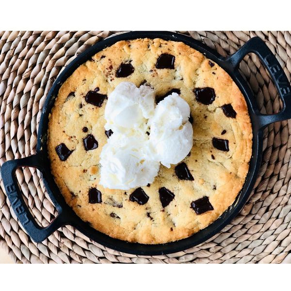 Сковорода круглая чугунная с 2-мя ручками на деревянной подставке, 20 см, 0,83 л, LAVA, Диаметр, см: 20, Цвет: Красный, изображение 3